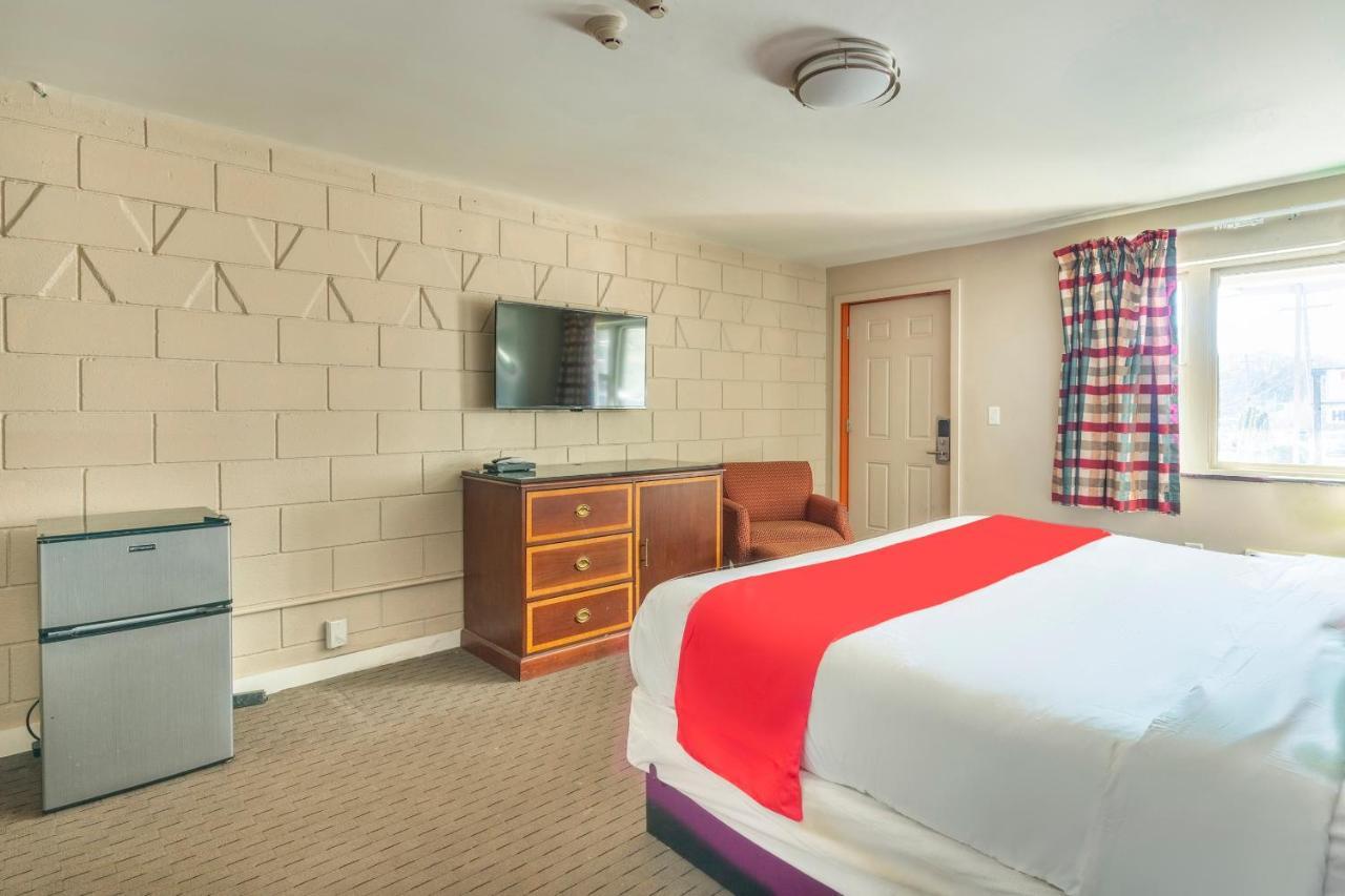 OYO Hotel Malden MA Broadway Buitenkant foto