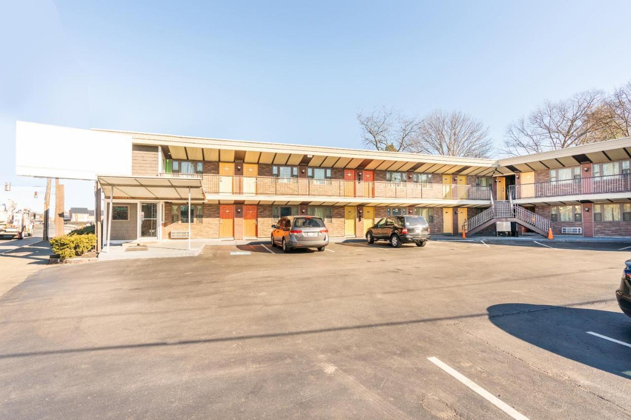 OYO Hotel Malden MA Broadway Buitenkant foto